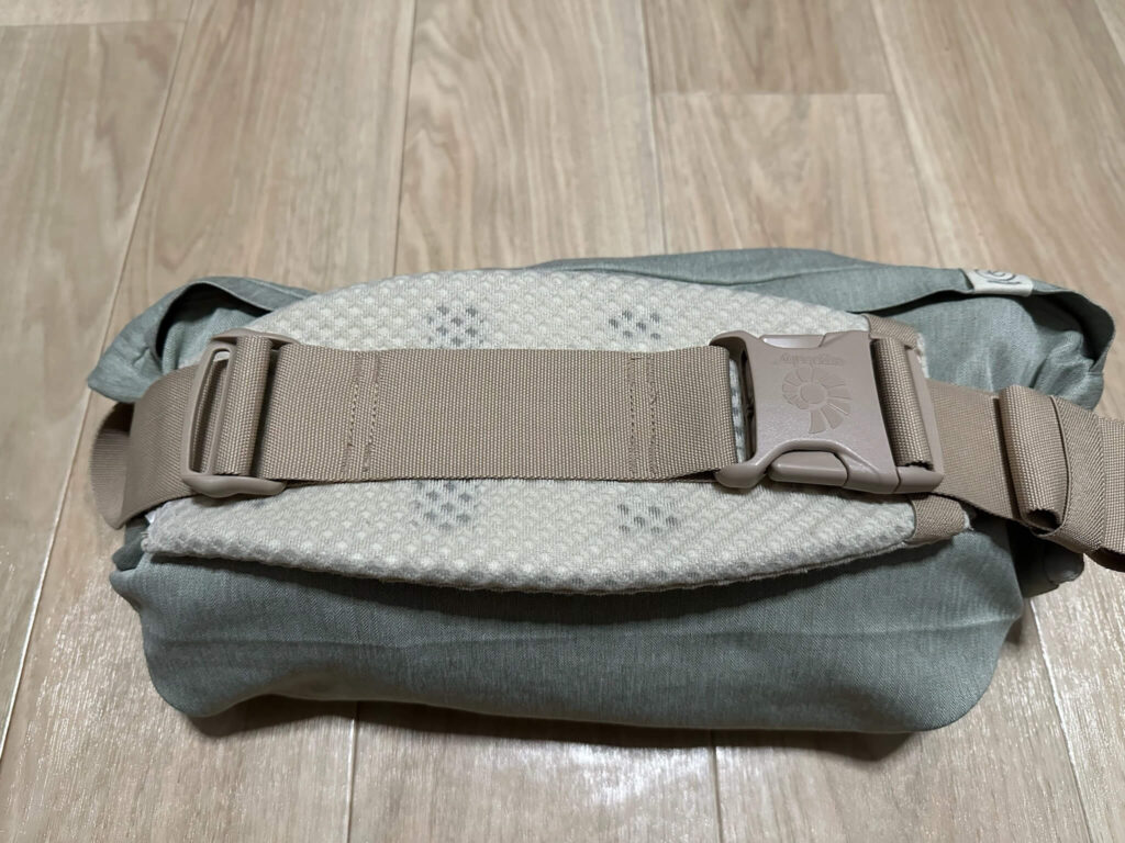 エルゴのカバーを使用すれば、前にだらっとなるのを解決でき、つけ外し不要になります