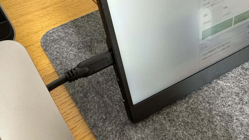 アイリスオーヤマ モバイルモニター DP-FF164S-B は、ケーブル1本で接続楽々。