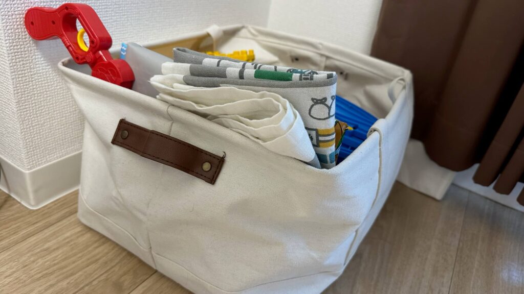 スタンダードプロダクツの布製収納を使ったプラレール収納方法。