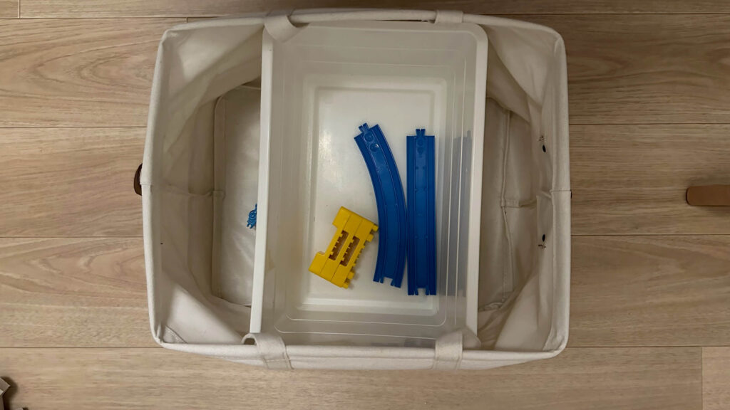 スタンダードプロダクツの布製収納を使ったプラレール収納方法。