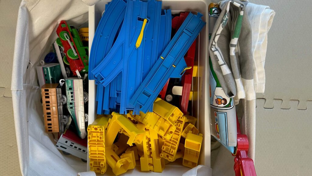 スタンダードプロダクツの布製収納を使ったプラレール収納方法。