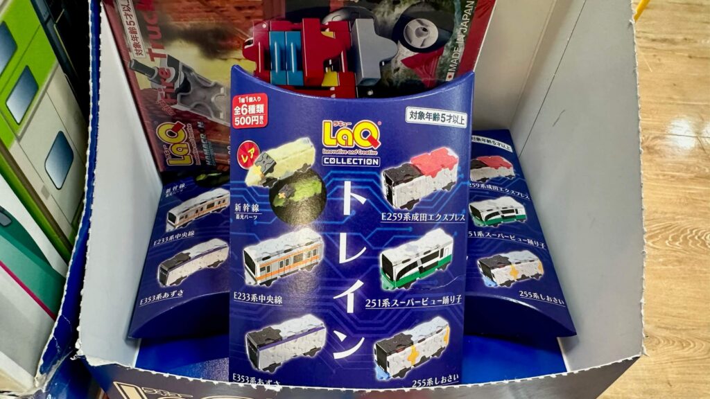 LaQは書店で見かける玩具。５００円からちょっとお試しできるのも嬉しいです。