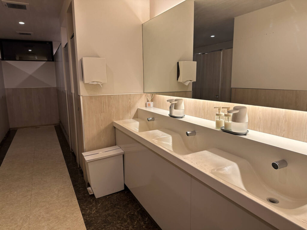 グランピング施設近くの管理棟にあるシャワーや洗面施設