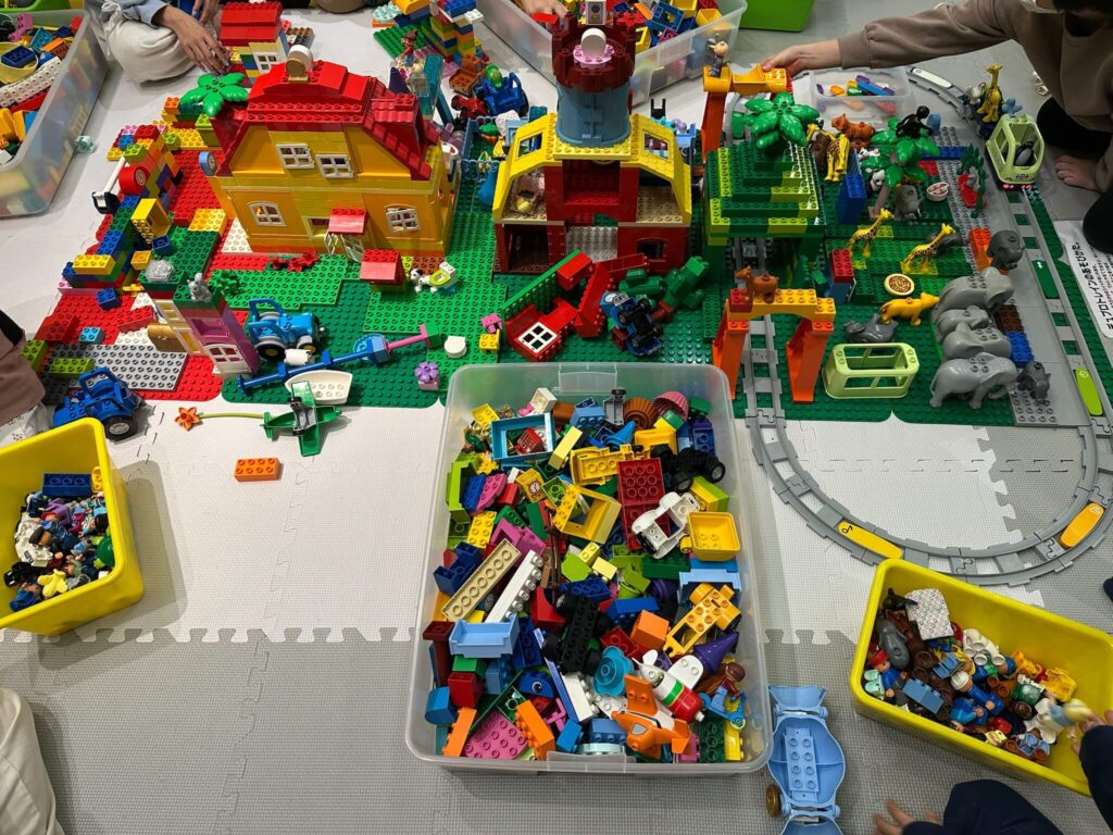 金森赤レンガ倉庫にあるレゴの無料遊び場の様子