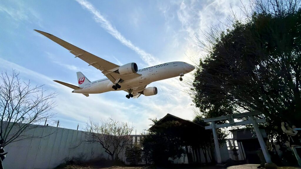 成田空港B滑走路末端にある東峰神社の様子。