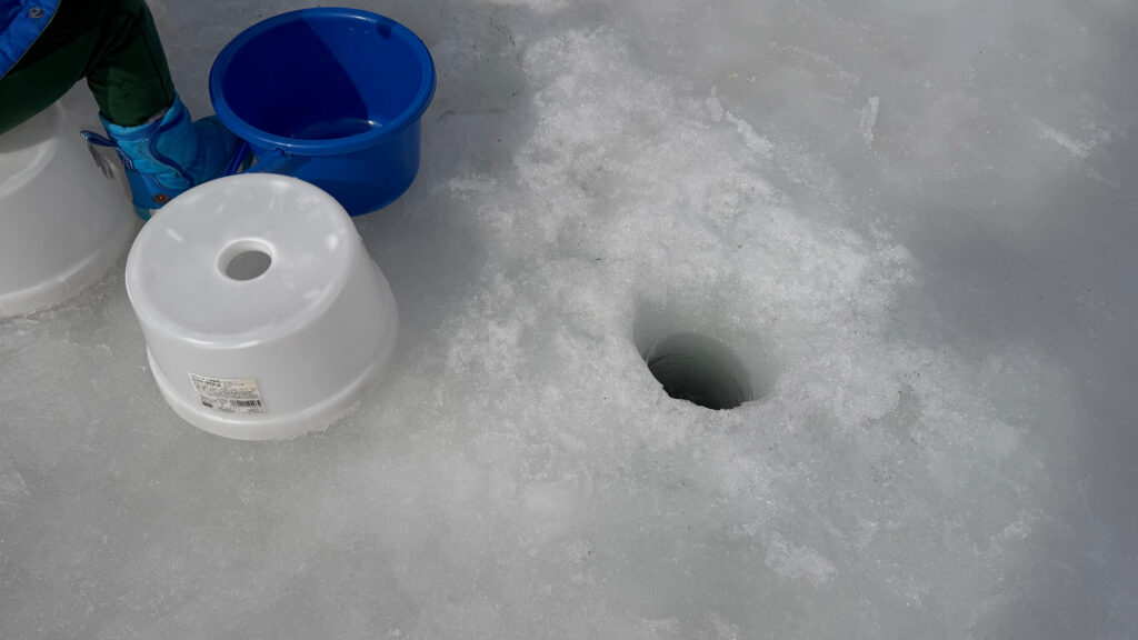 氷上ワカサギ釣りの穴は小さめ