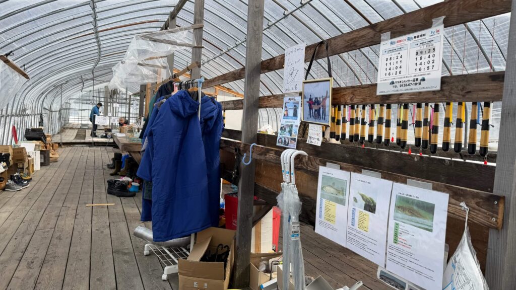 管理小屋にある防寒具や釣り竿の様子