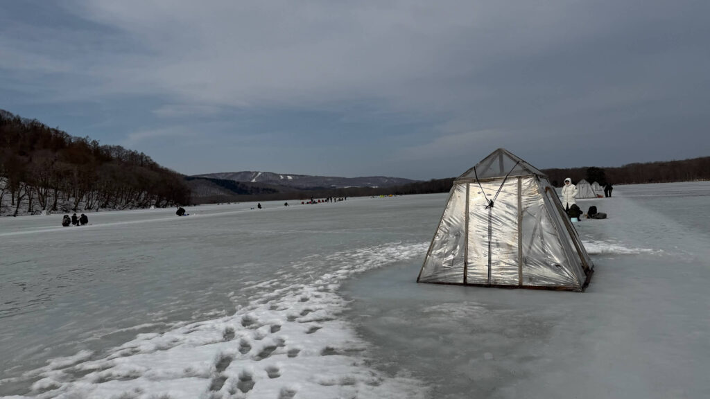 じゅんさい沼氷上ワカサギ釣りの様子