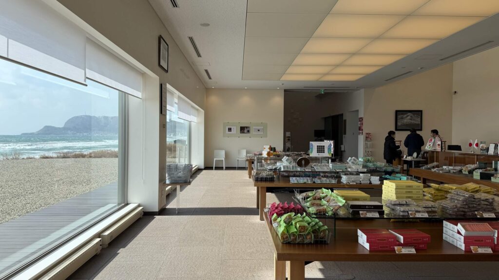 函館漁火通り店の六花亭の様子