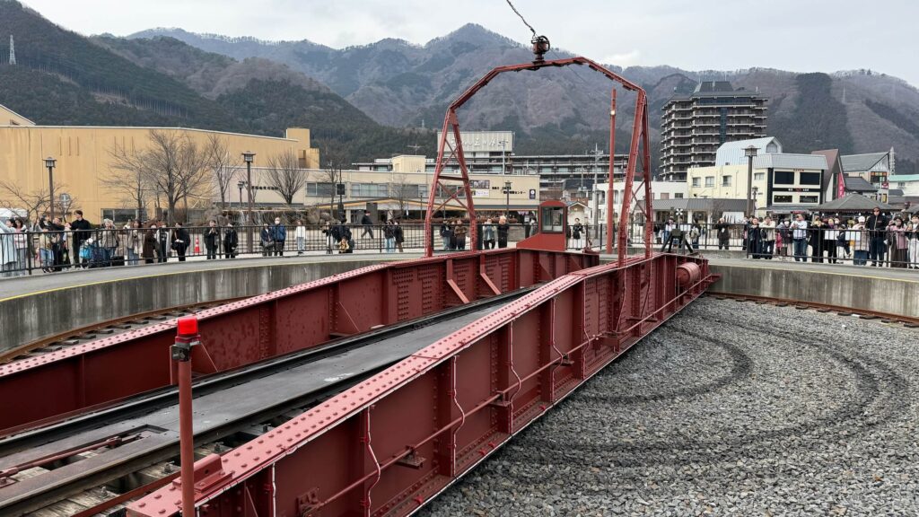 鬼怒川駅前のSL大樹転車台