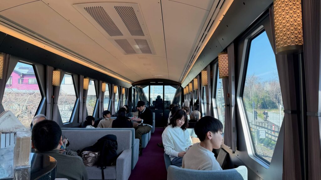 1号車のカフェカウンター横の特別座席