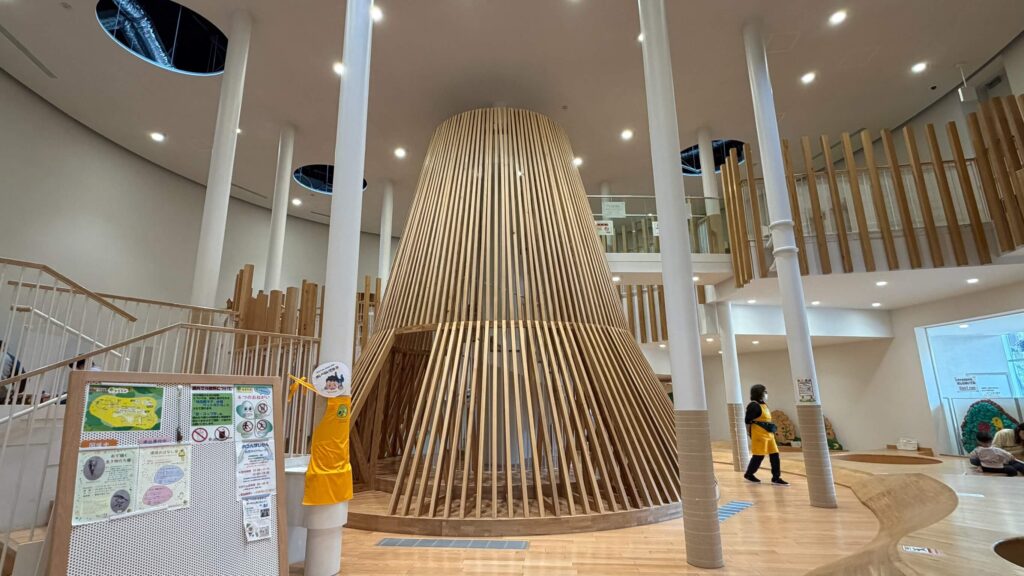 キポキポにあるふじのもりひろばは、中央のタワーが圧巻