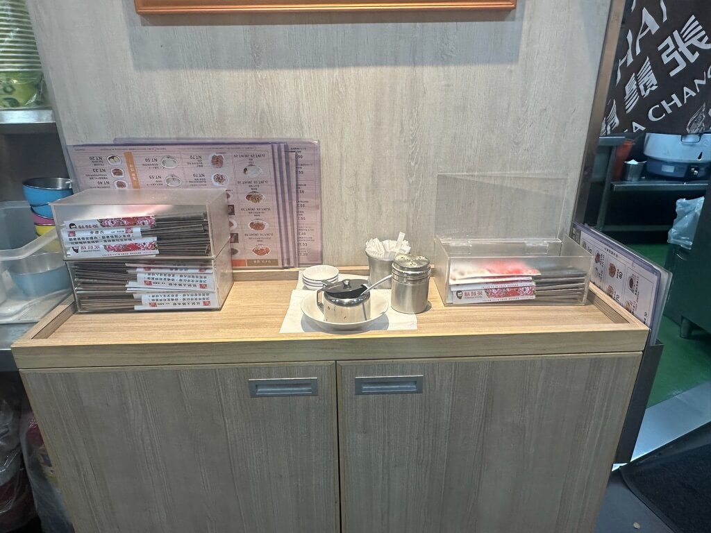 箸や取り皿、調味料は一角にまとまっている