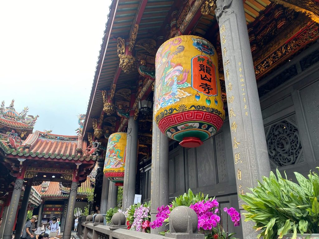 様々な神が祀られている龍山寺