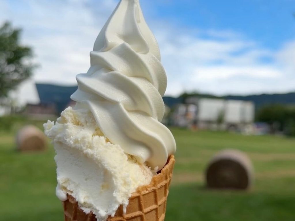 アイスとソフトがミックスで食べられる久保田牧場ミルクパーラー
