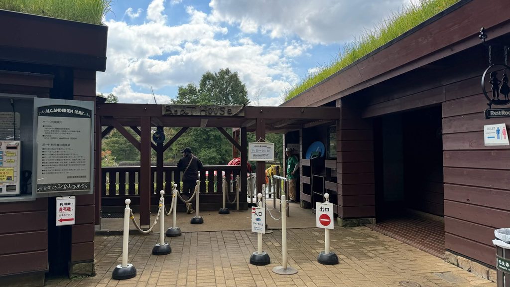 ボートハウスから手漕ぎボートに乗れる