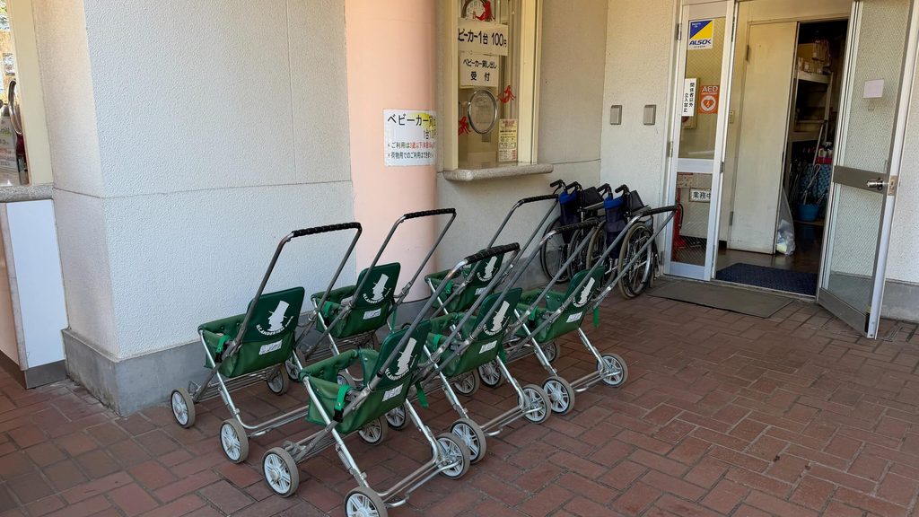 入場ゲート横にレンタルベビーカーもある